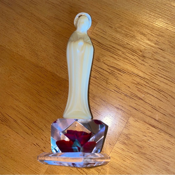 Bircraft Plastic Praying Madonna Lucite Base Hand Carved Red Rose handcrafted - Picture 2 of 12
